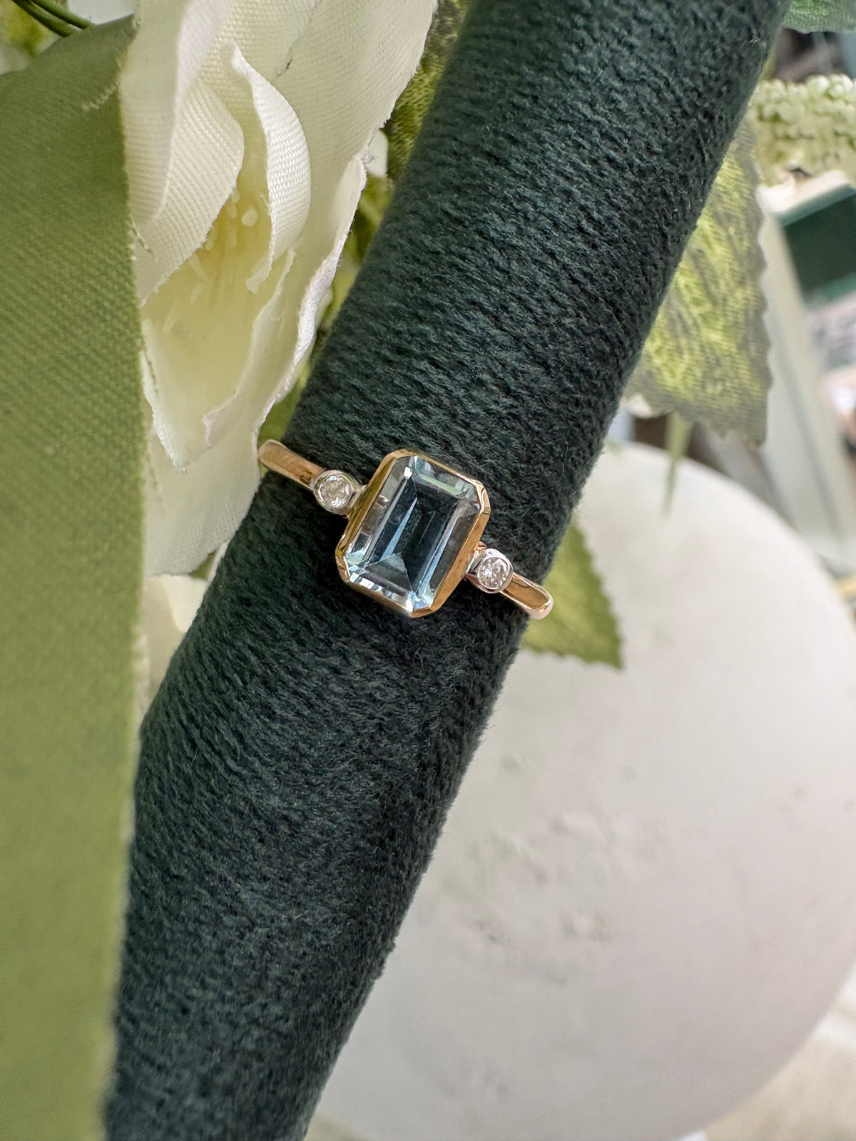 18ct Yellow Gold 3 stone sapphire and diamond ring